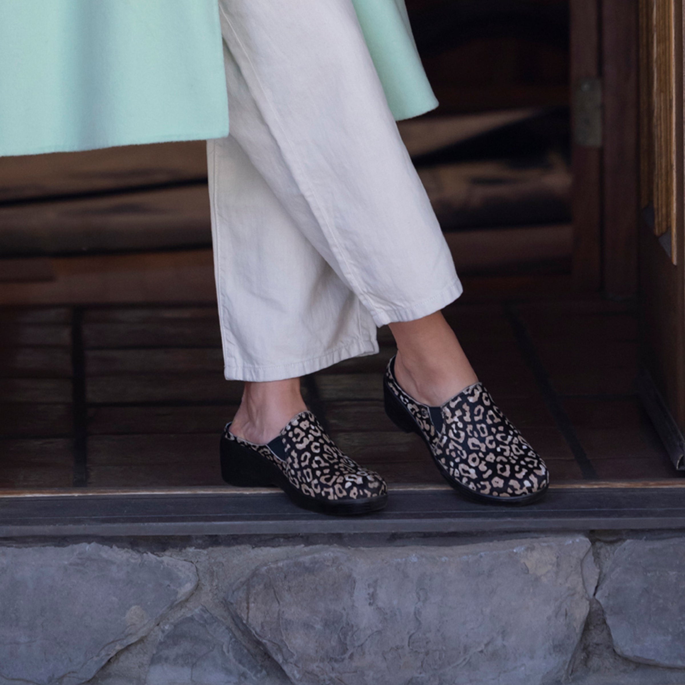 Sereniti Luxe Tundra Clog - Image 8