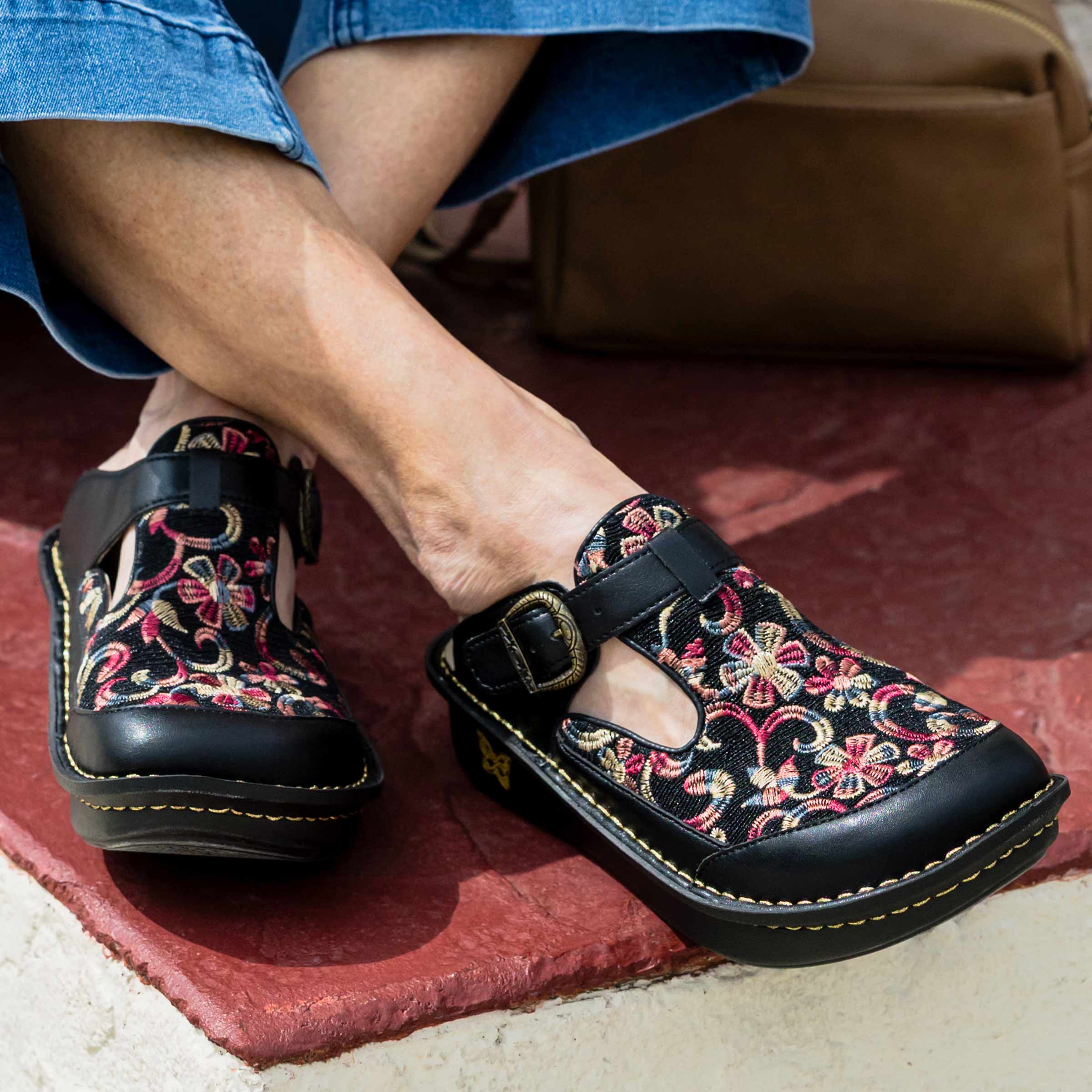 Classic Handicraft Shoe - Image 2