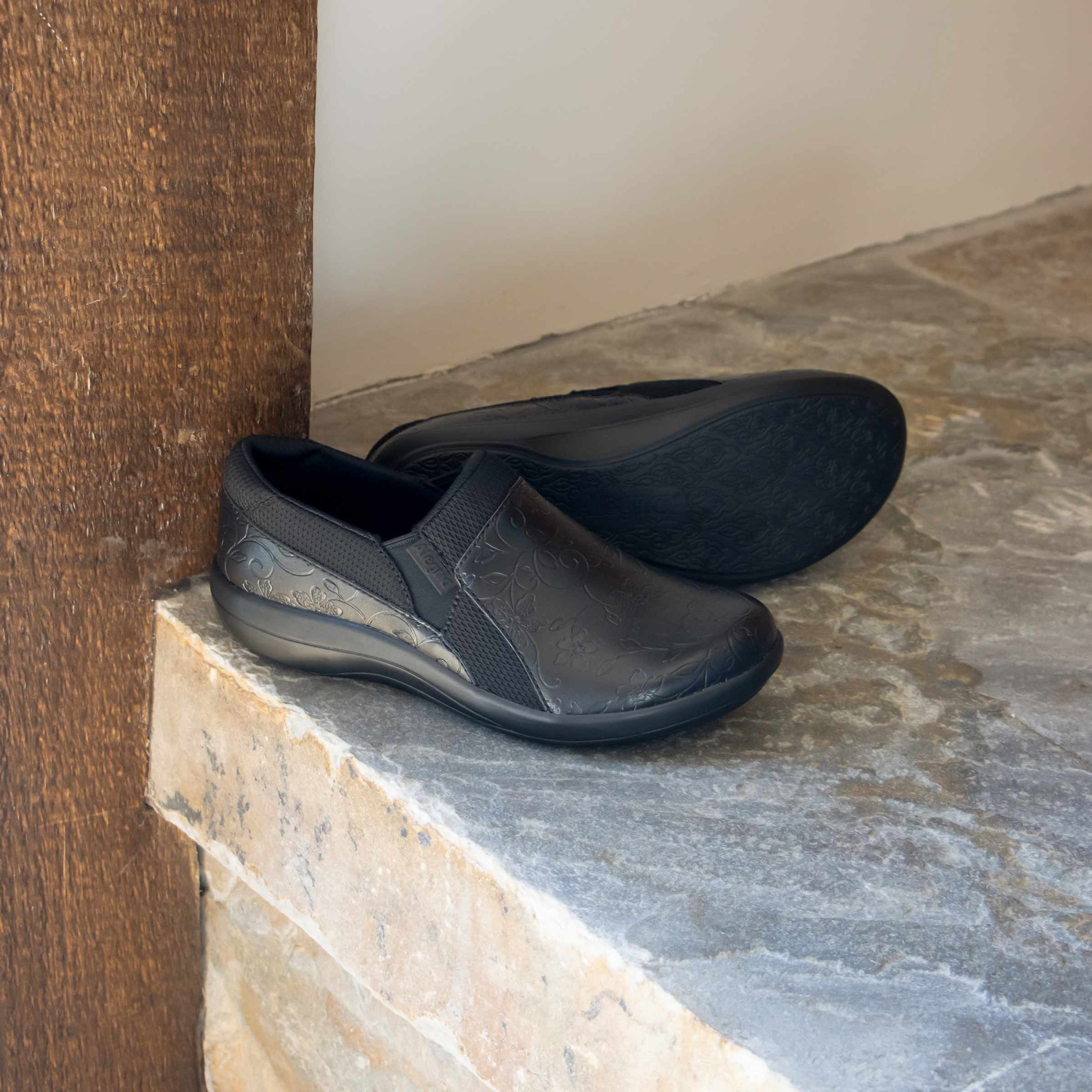 Duette Embloom Black Shoe - Image 2